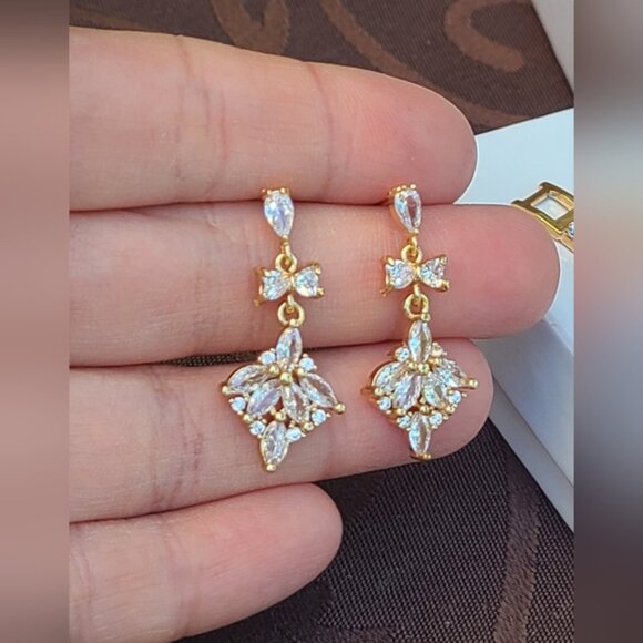 Gorgeous Gold Tone Crystal Drop Vintage Style Earrings - Picture 5 of 5